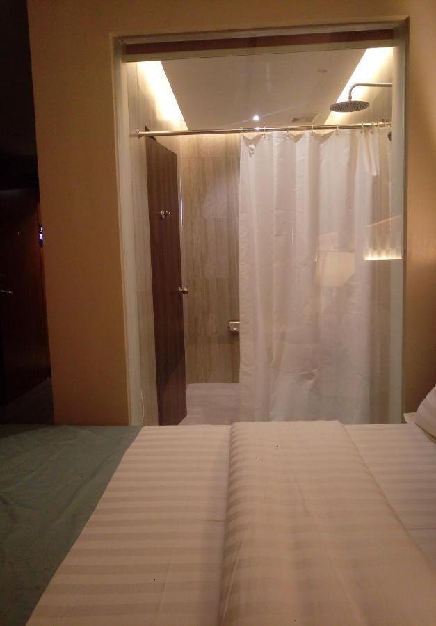 J7 Plaza Hotel Iloilo City Bagian luar foto