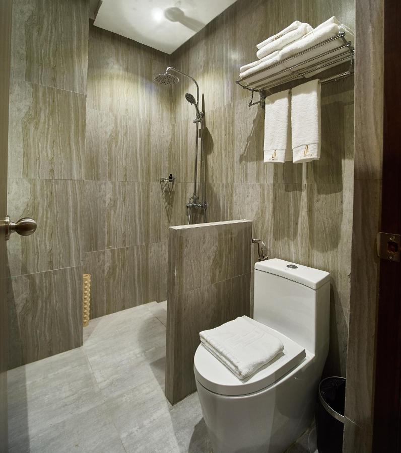 J7 Plaza Hotel Iloilo City Bagian luar foto