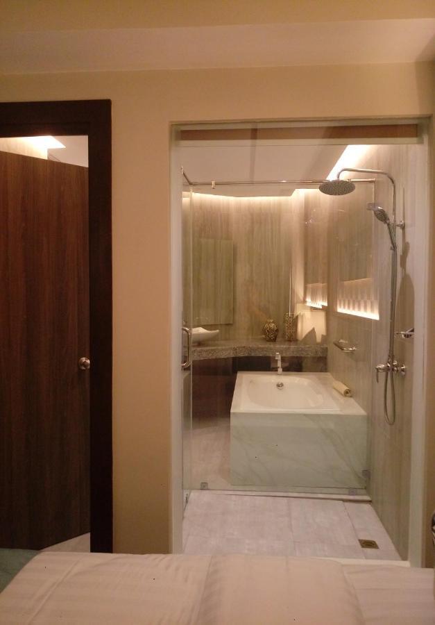 J7 Plaza Hotel Iloilo City Bagian luar foto