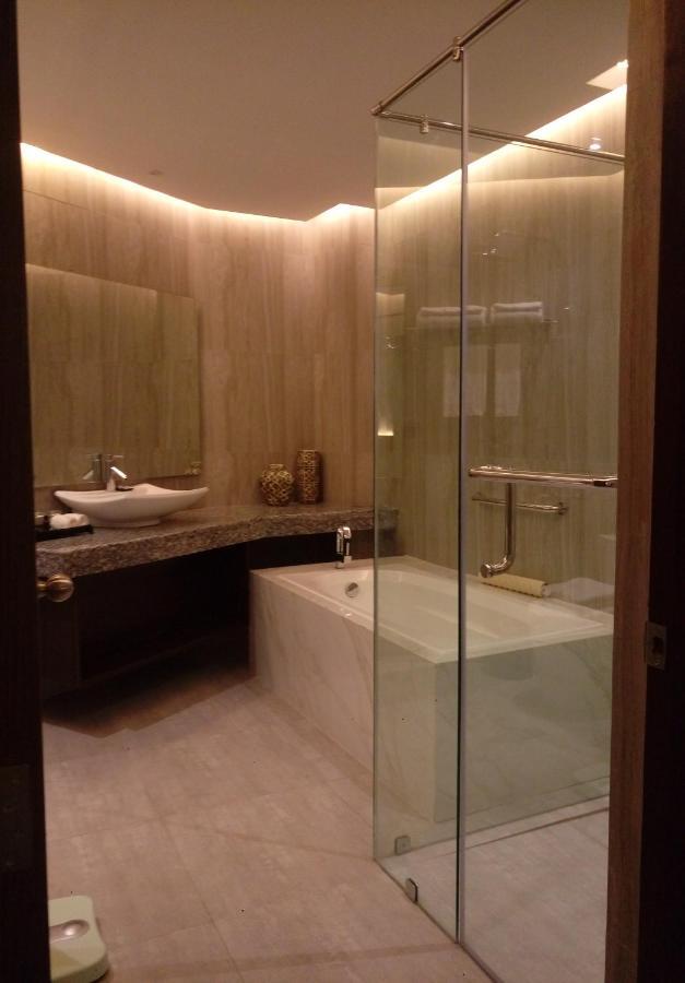 J7 Plaza Hotel Iloilo City Bagian luar foto